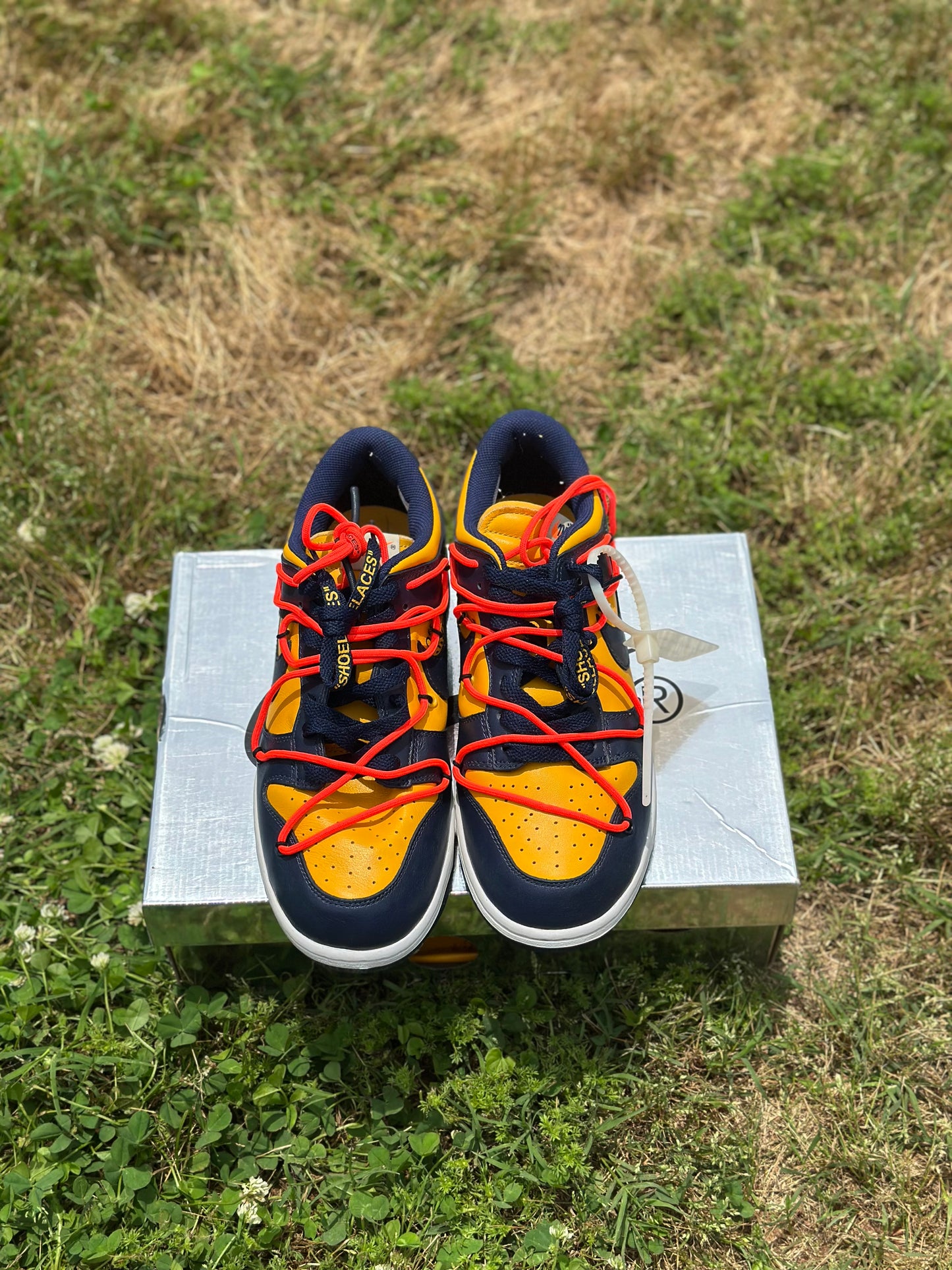 Nike dunk Low Offwhite “Michigan” Size 9.5M