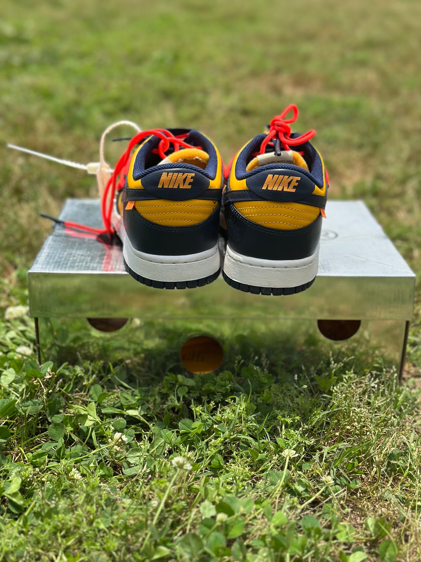 Nike dunk Low Offwhite “Michigan” Size 9.5M