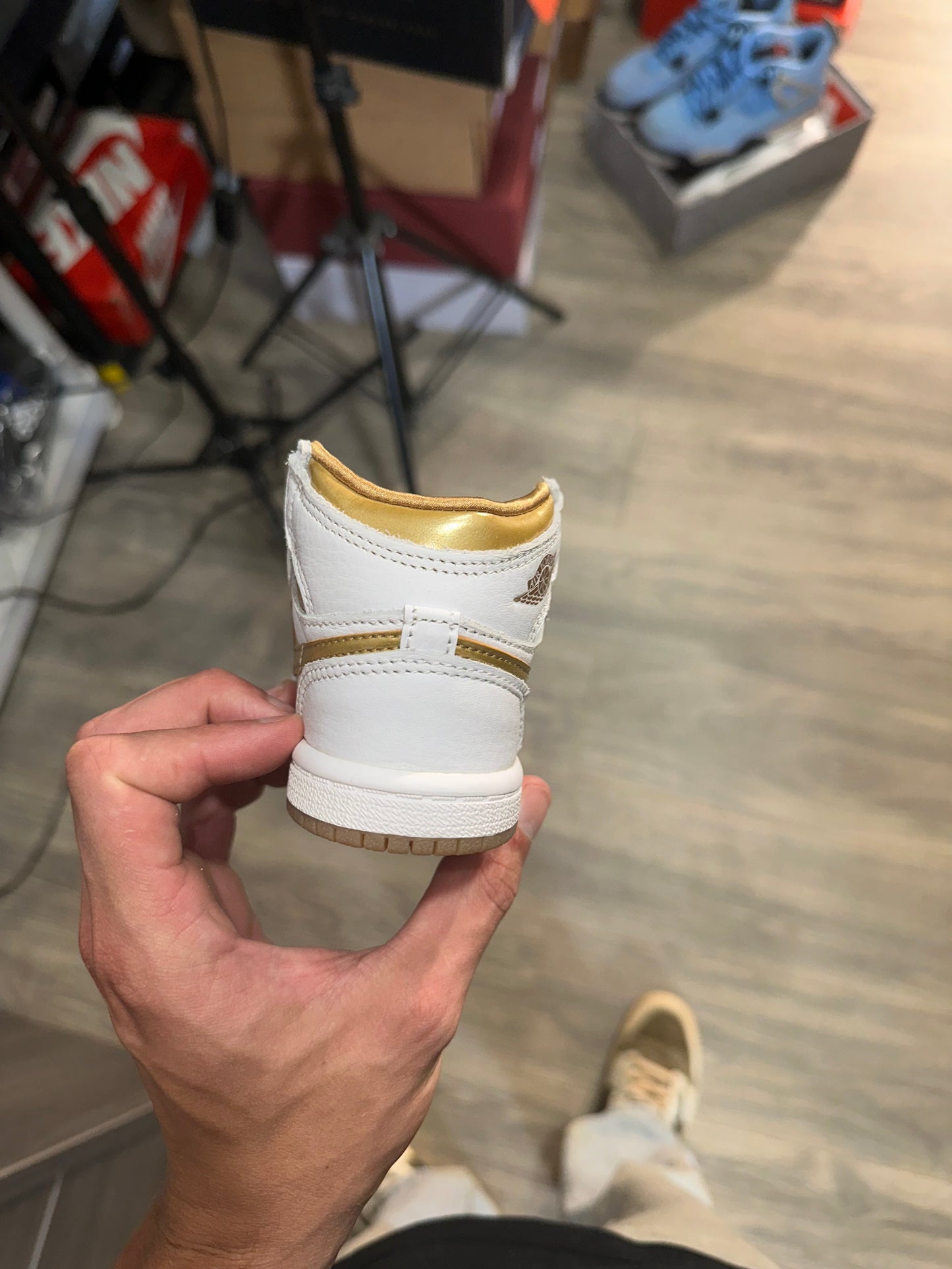 (B577) Jordan 1 High metallic gold (Size 5C)