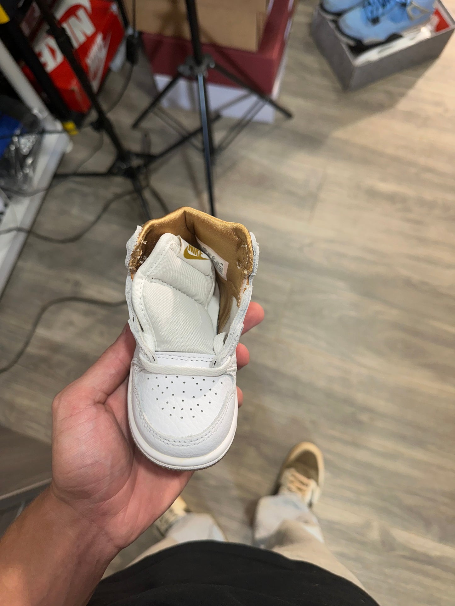 (B577) Jordan 1 High metallic gold (Size 5C)
