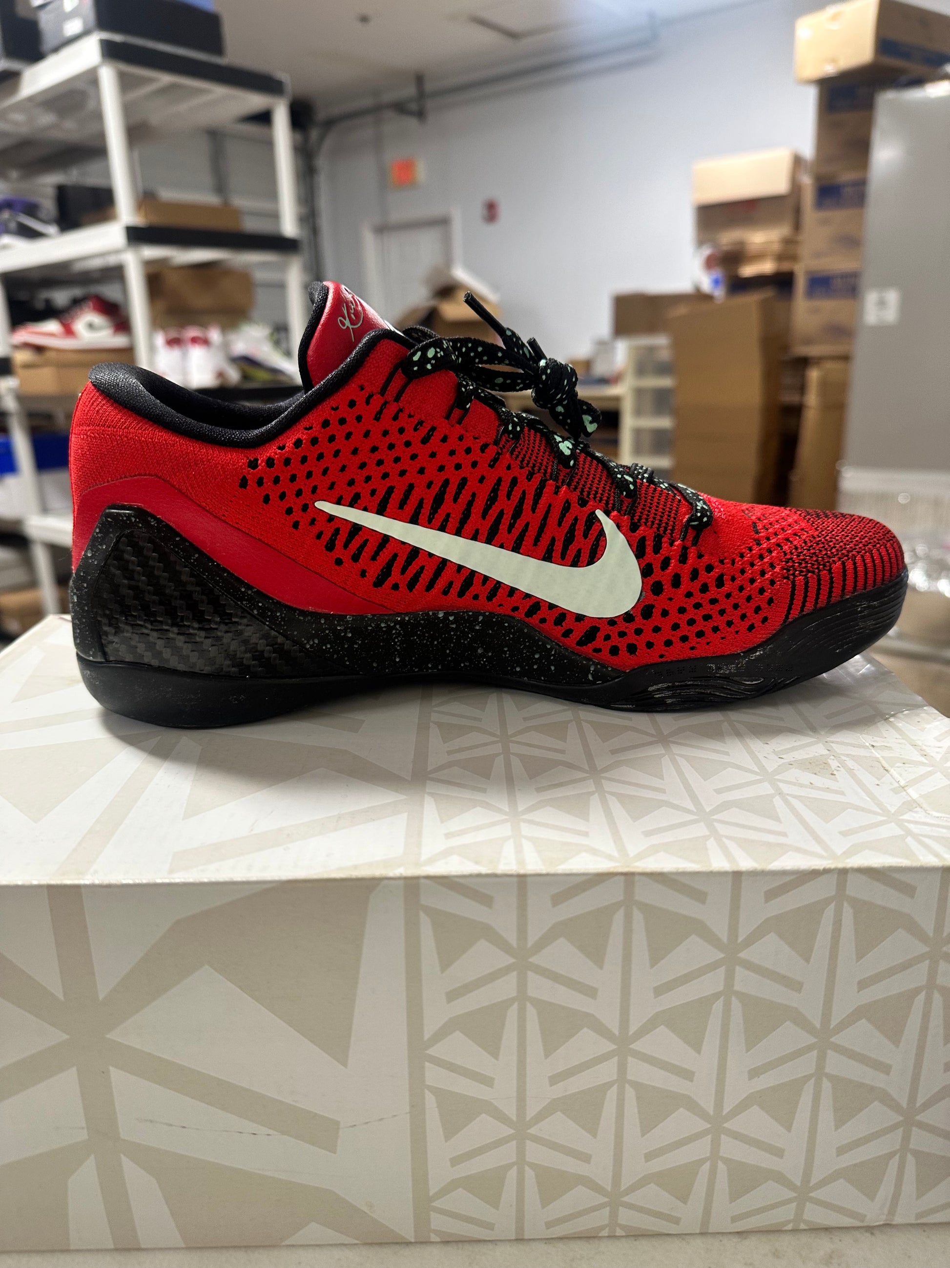 NIKE KOBE 9 ELITE LOW UNIVERSITY RED