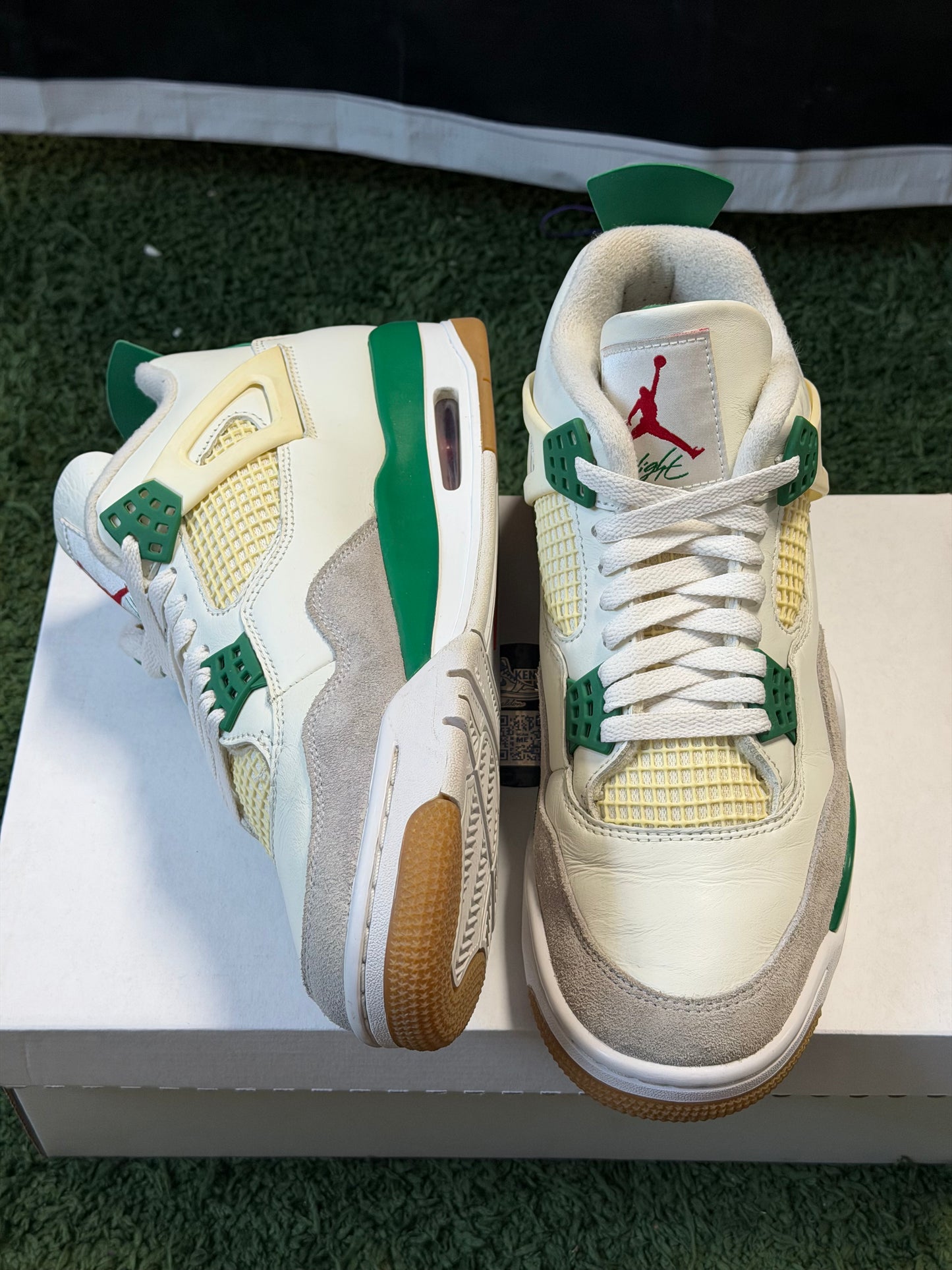Jordan 4 Retro SB Pine Green