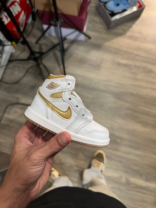 (B577) Jordan 1 High metallic gold (Size 5C)