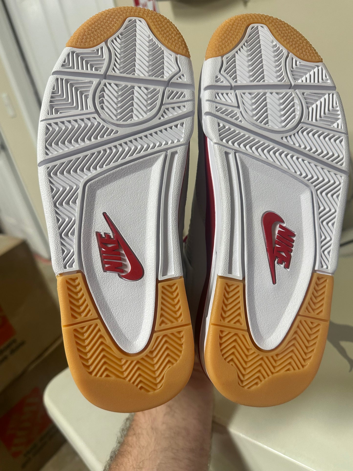 JORDAN 4 F&F VARSITY RED