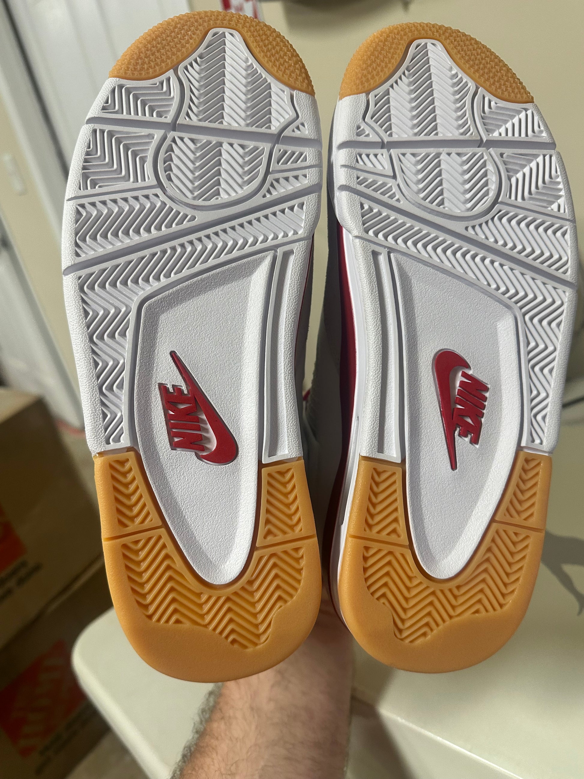 JORDAN 4 F&F VARSITY RED