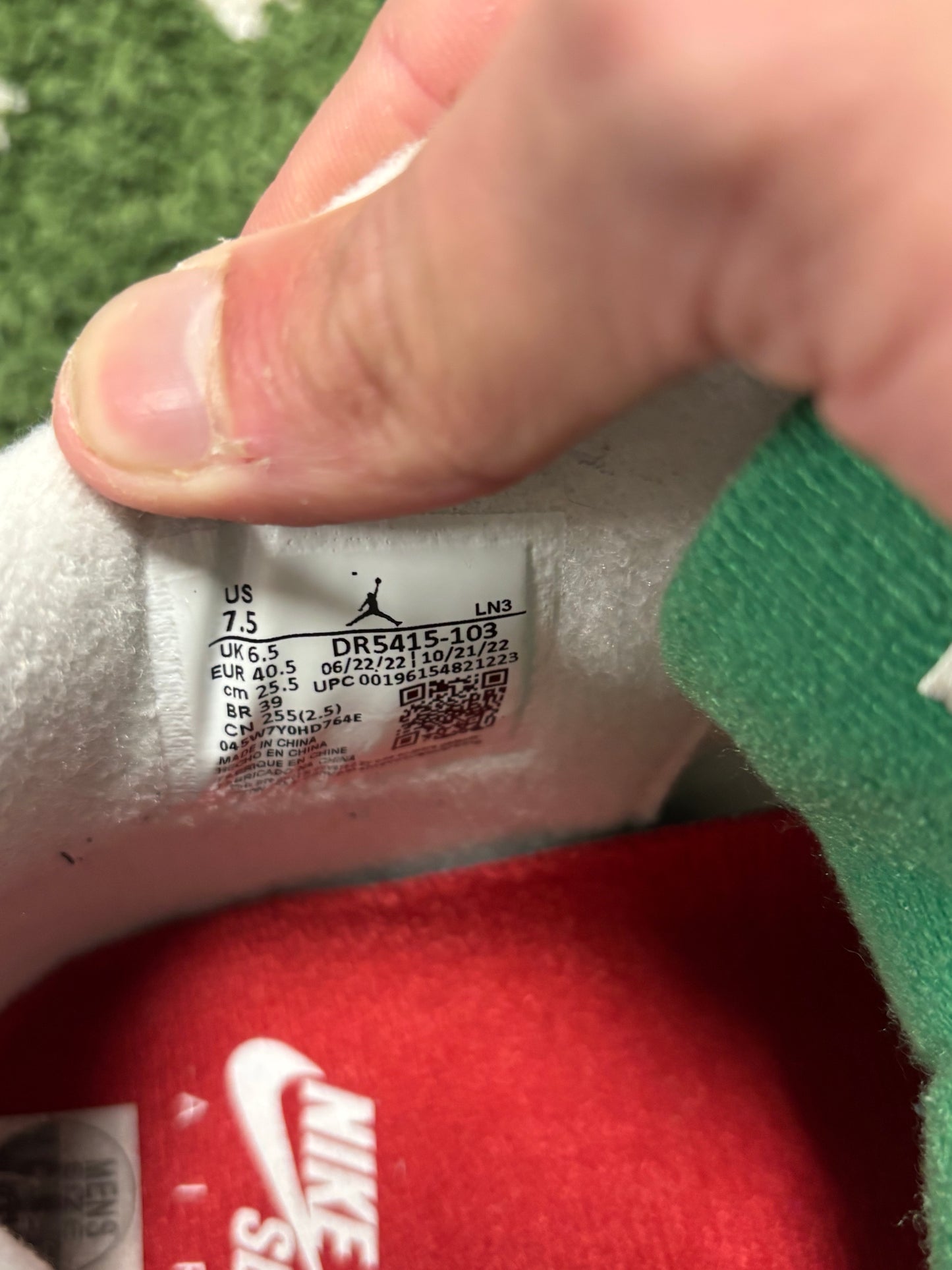 Jordan 4 Retro SB Pine Green