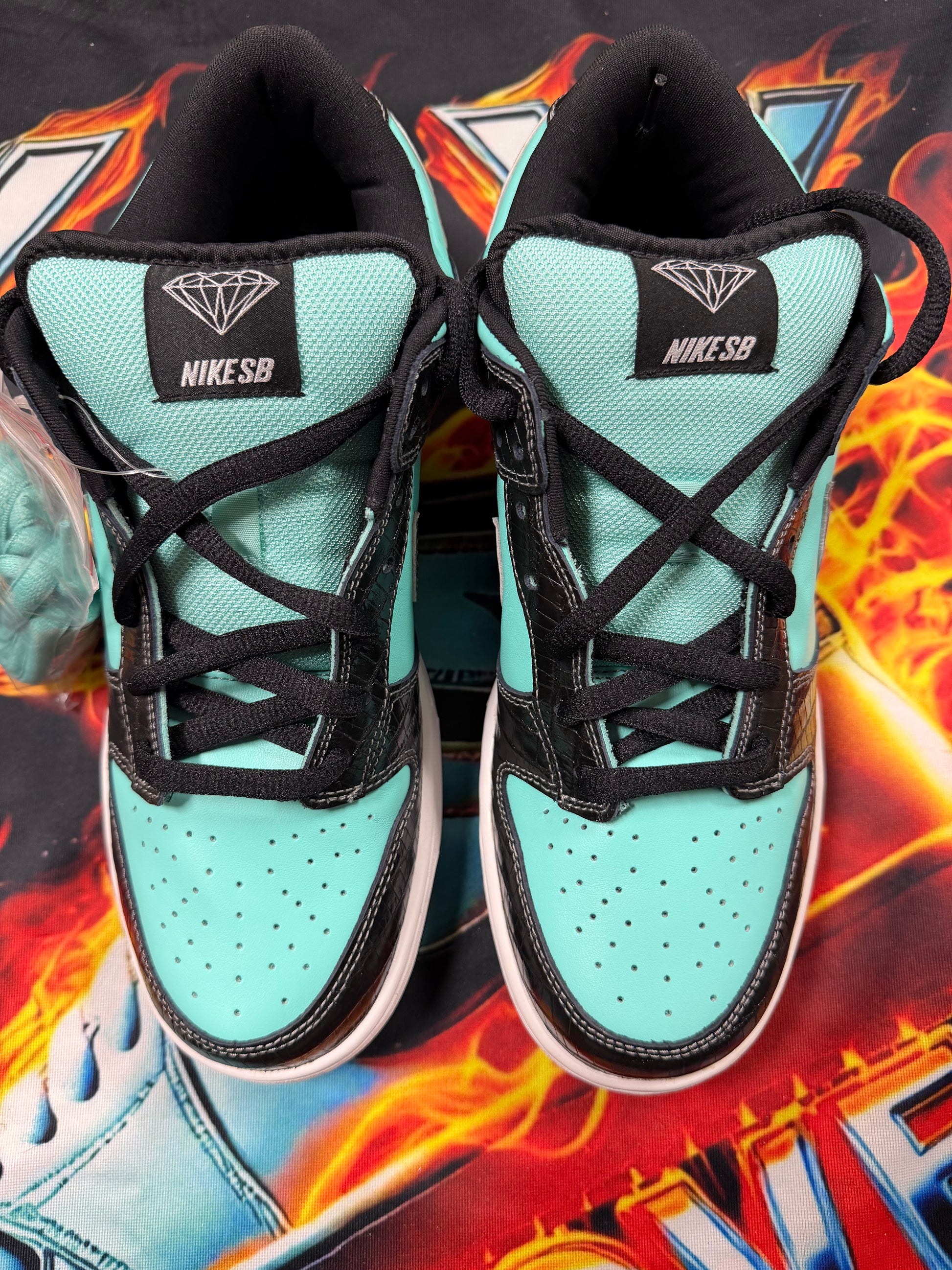 NIKE SB DUNK LOW DIAMOND SUPPLY CO.