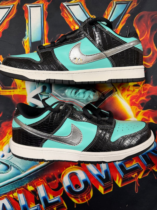 NIKE SB DUNK LOW DIAMOND SUPPLY CO.