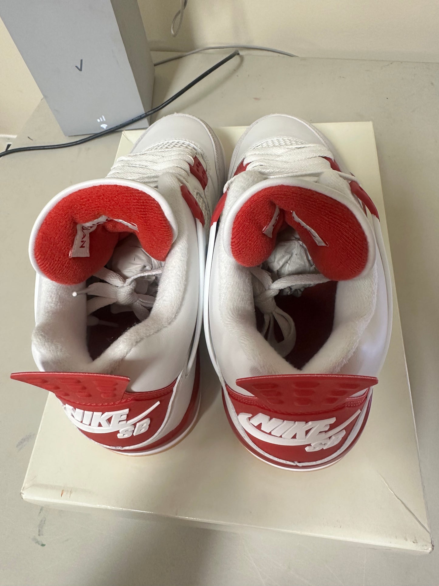 JORDAN 4 F&F VARSITY RED