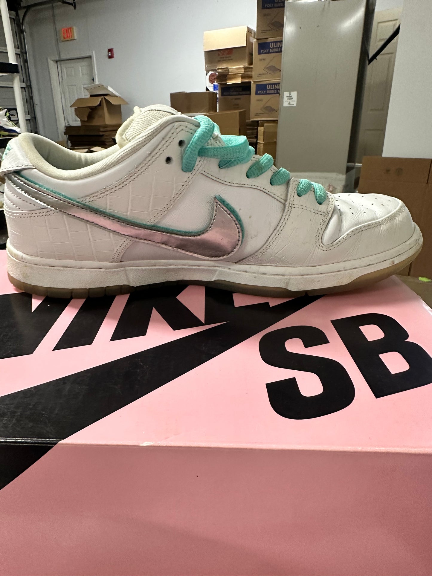 NIKE SB DUNK LOW DIAMOND SUPPLY CO. WHITE