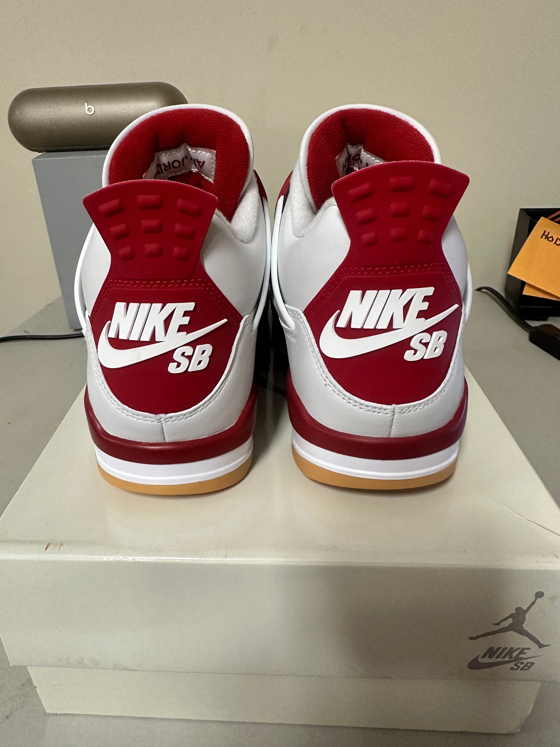 JORDAN 4 F&F VARSITY RED