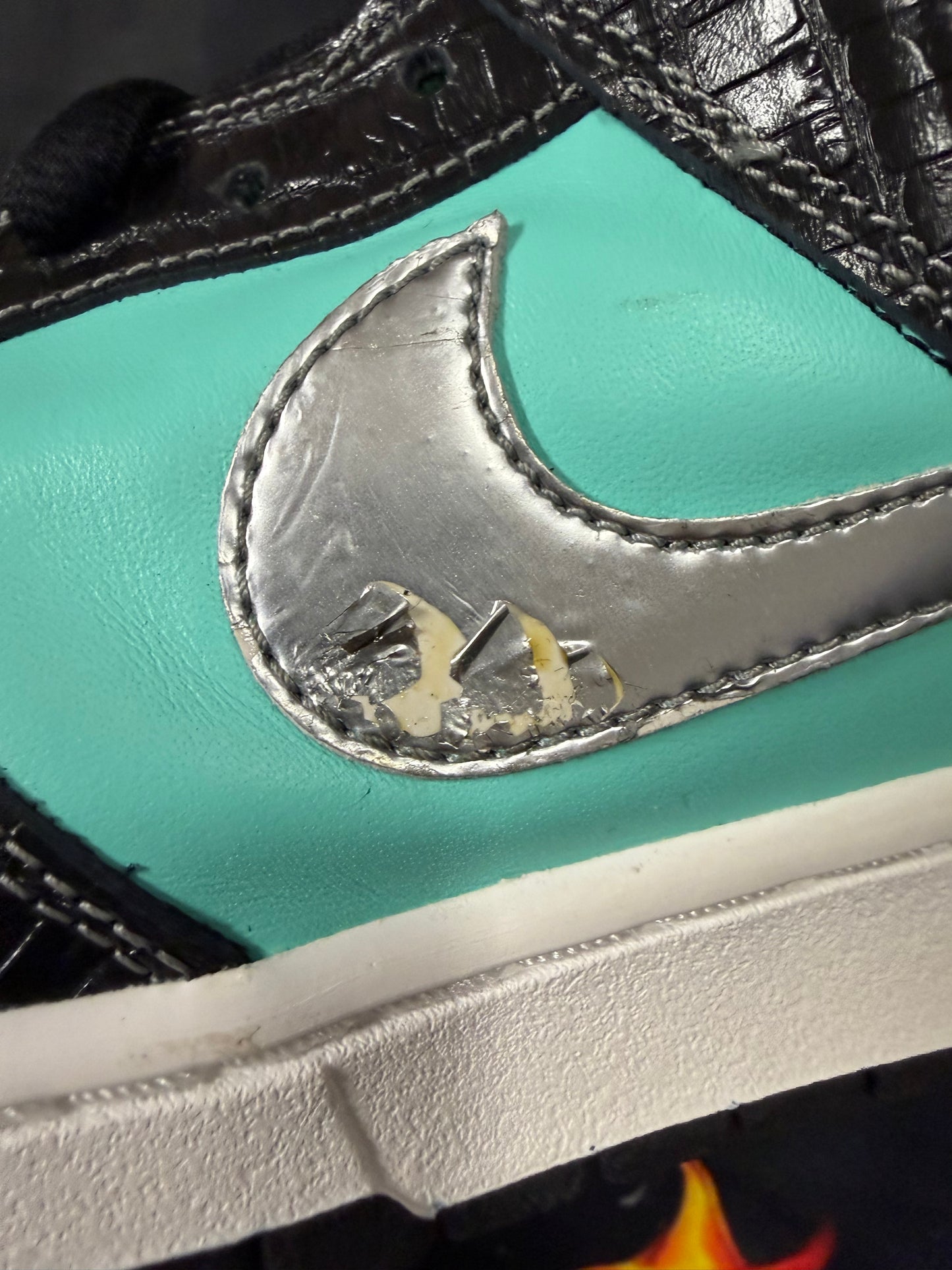 NIKE SB DUNK LOW DIAMOND SUPPLY CO.