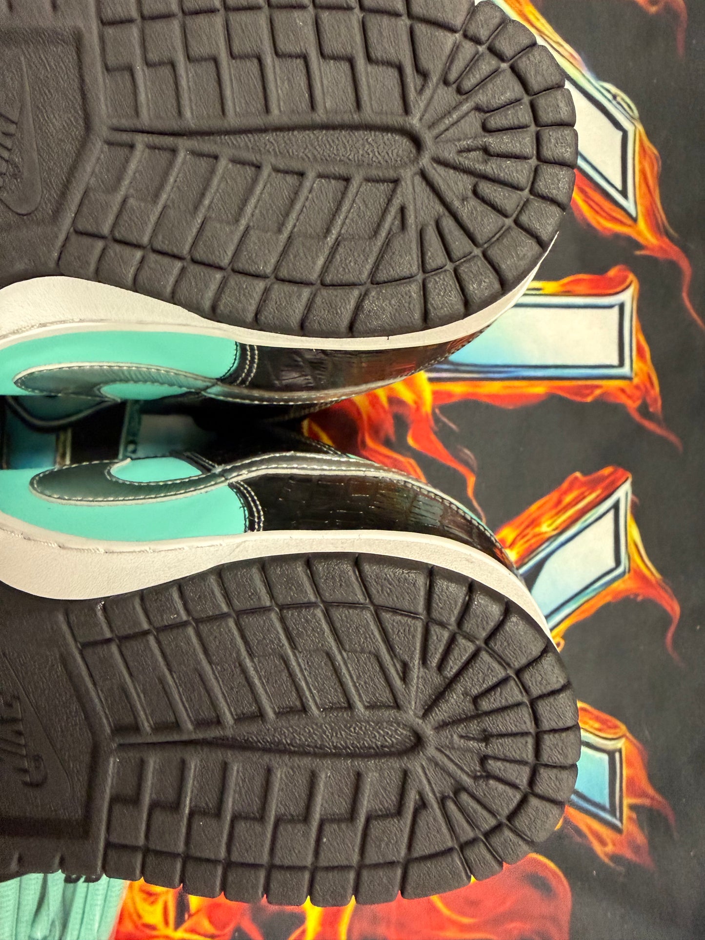 NIKE SB DUNK LOW DIAMOND SUPPLY CO.