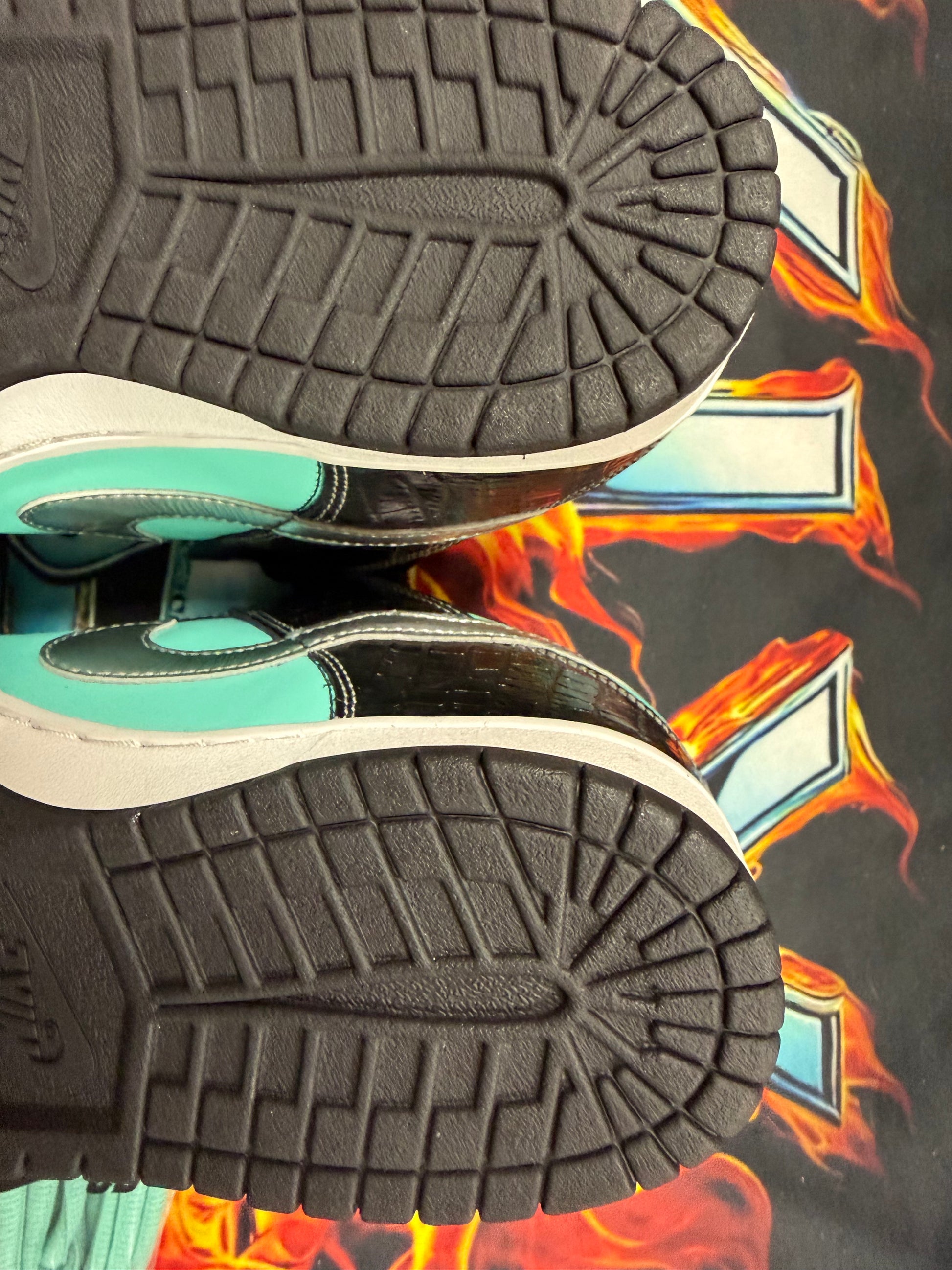 NIKE SB DUNK LOW DIAMOND SUPPLY CO.