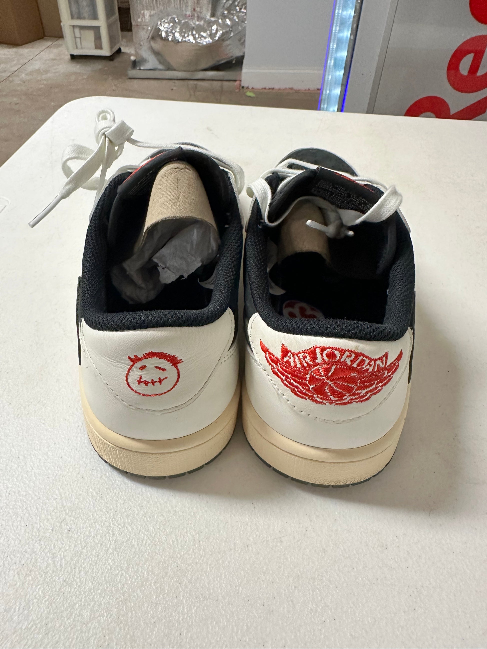 JORDAN 1 LOW TRAVIS SCOTT OLIVE