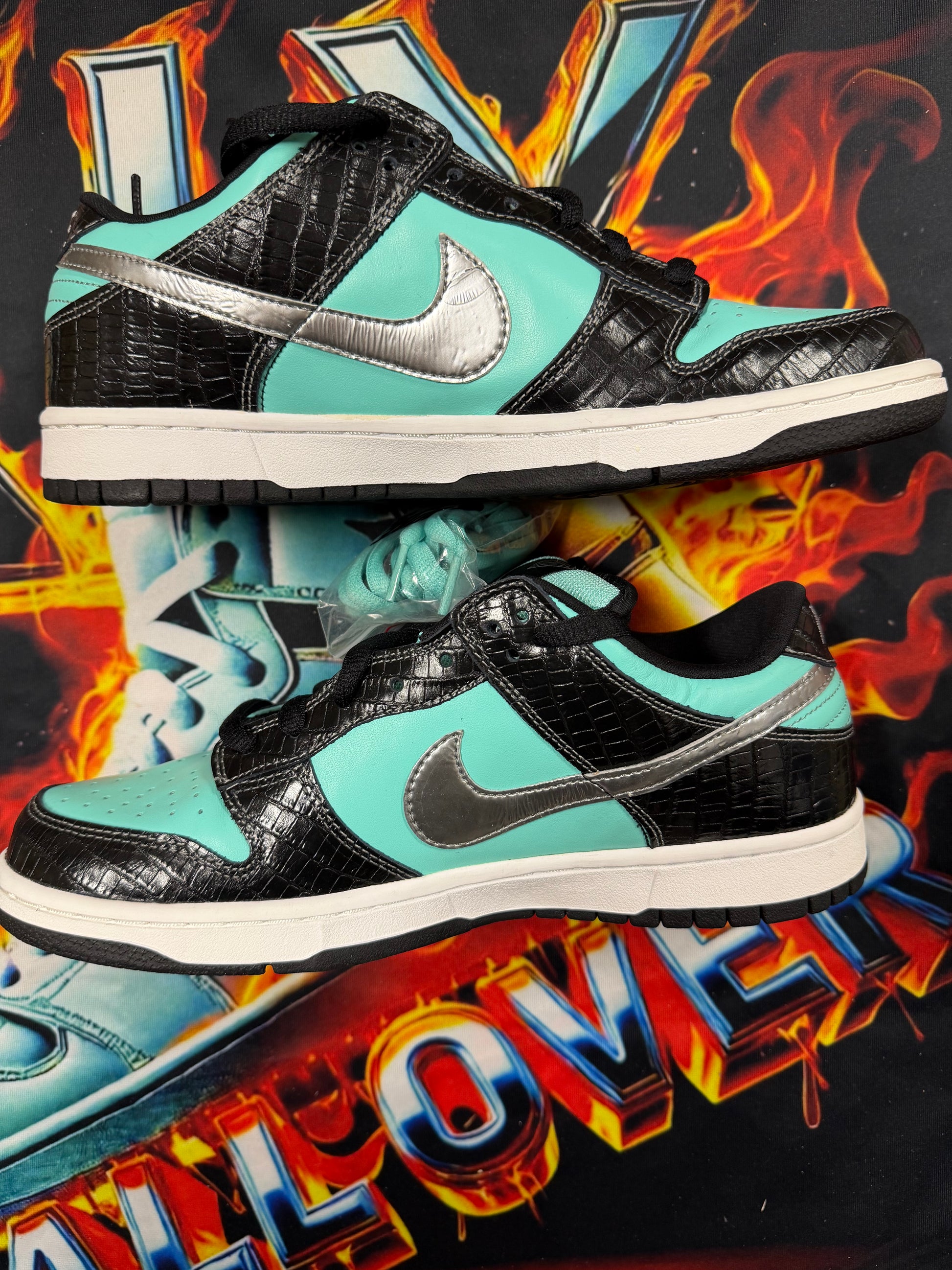 NIKE SB DUNK LOW DIAMOND SUPPLY CO.