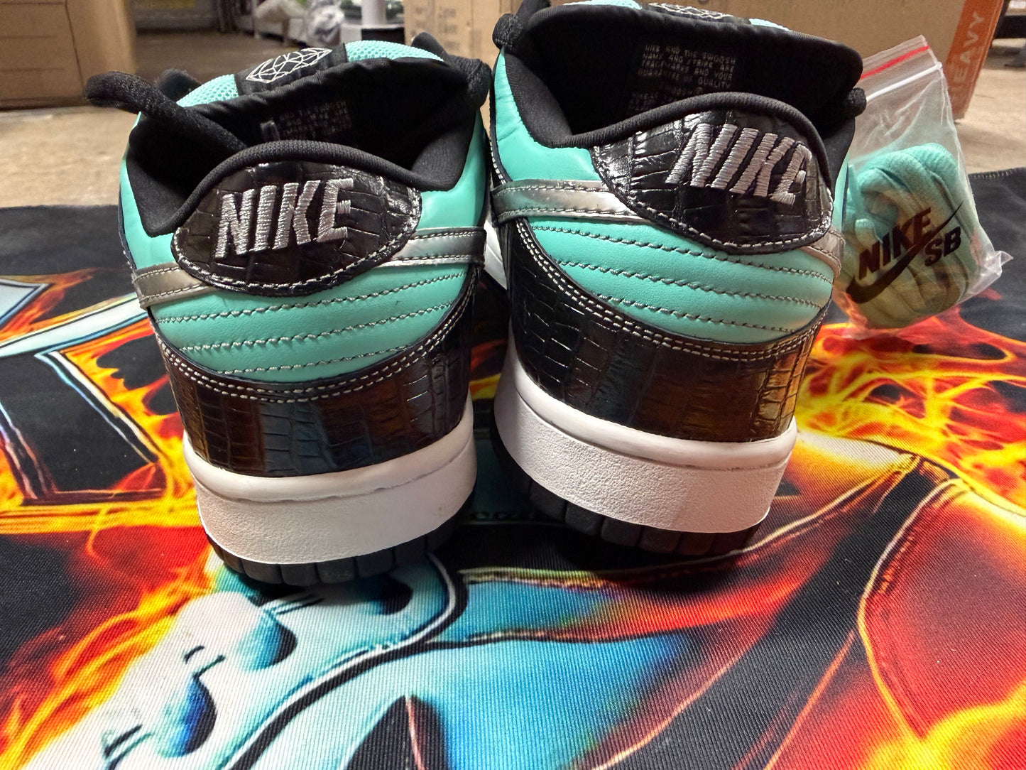 NIKE SB DUNK LOW DIAMOND SUPPLY CO.