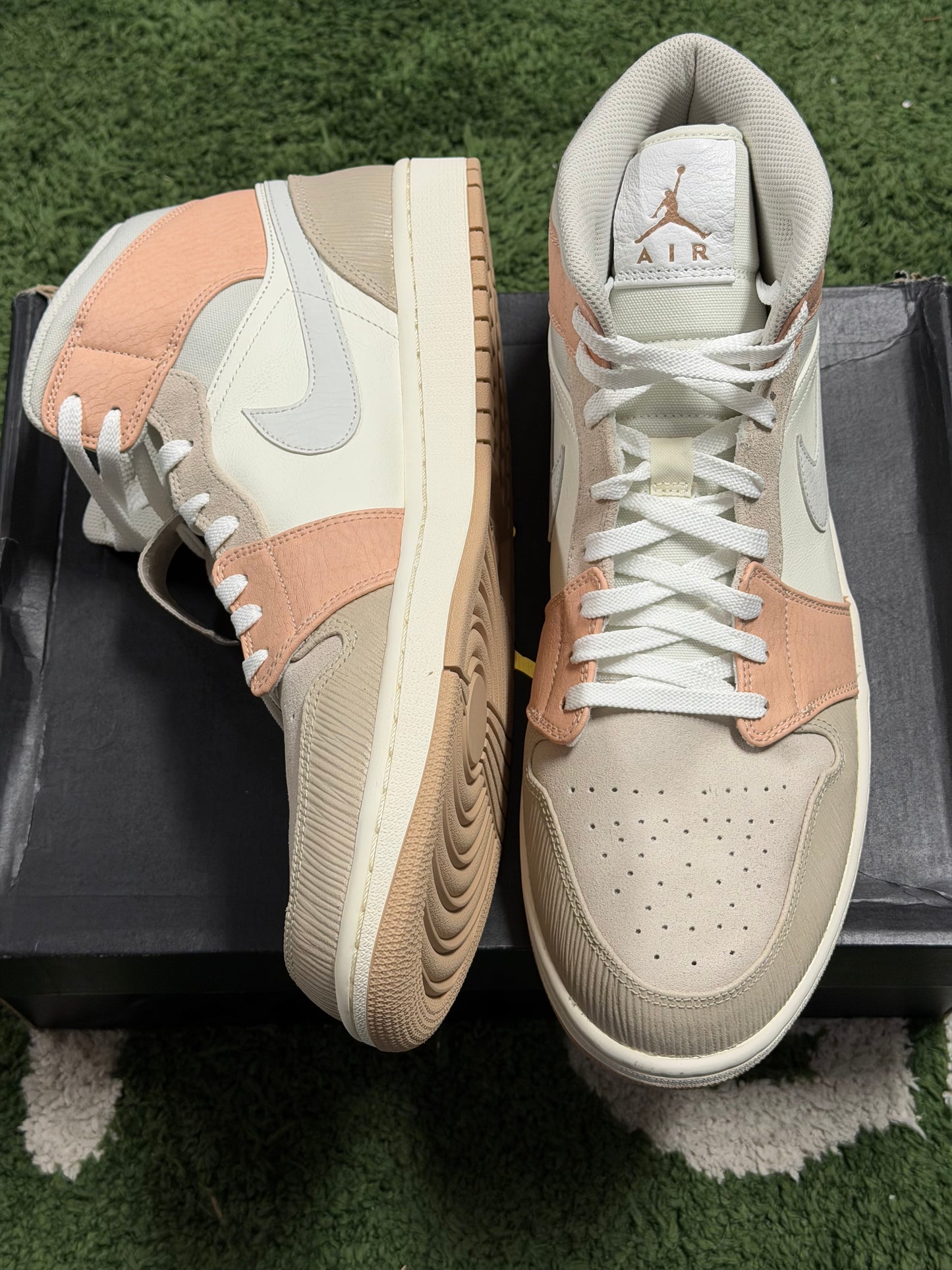 Jordan 1 Mid Milan