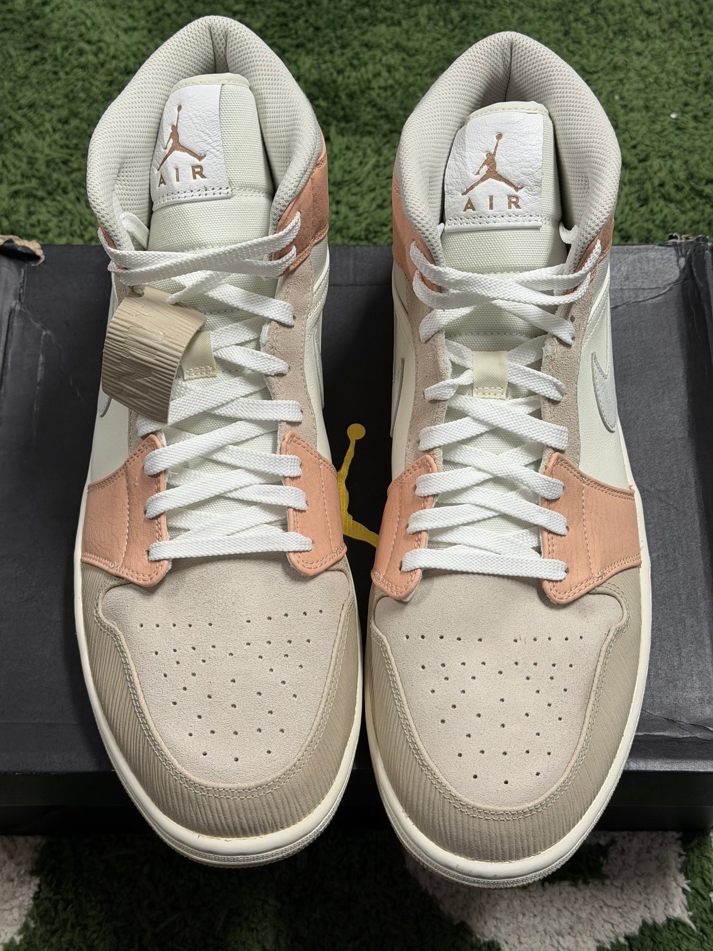 Jordan 1 Mid Milan