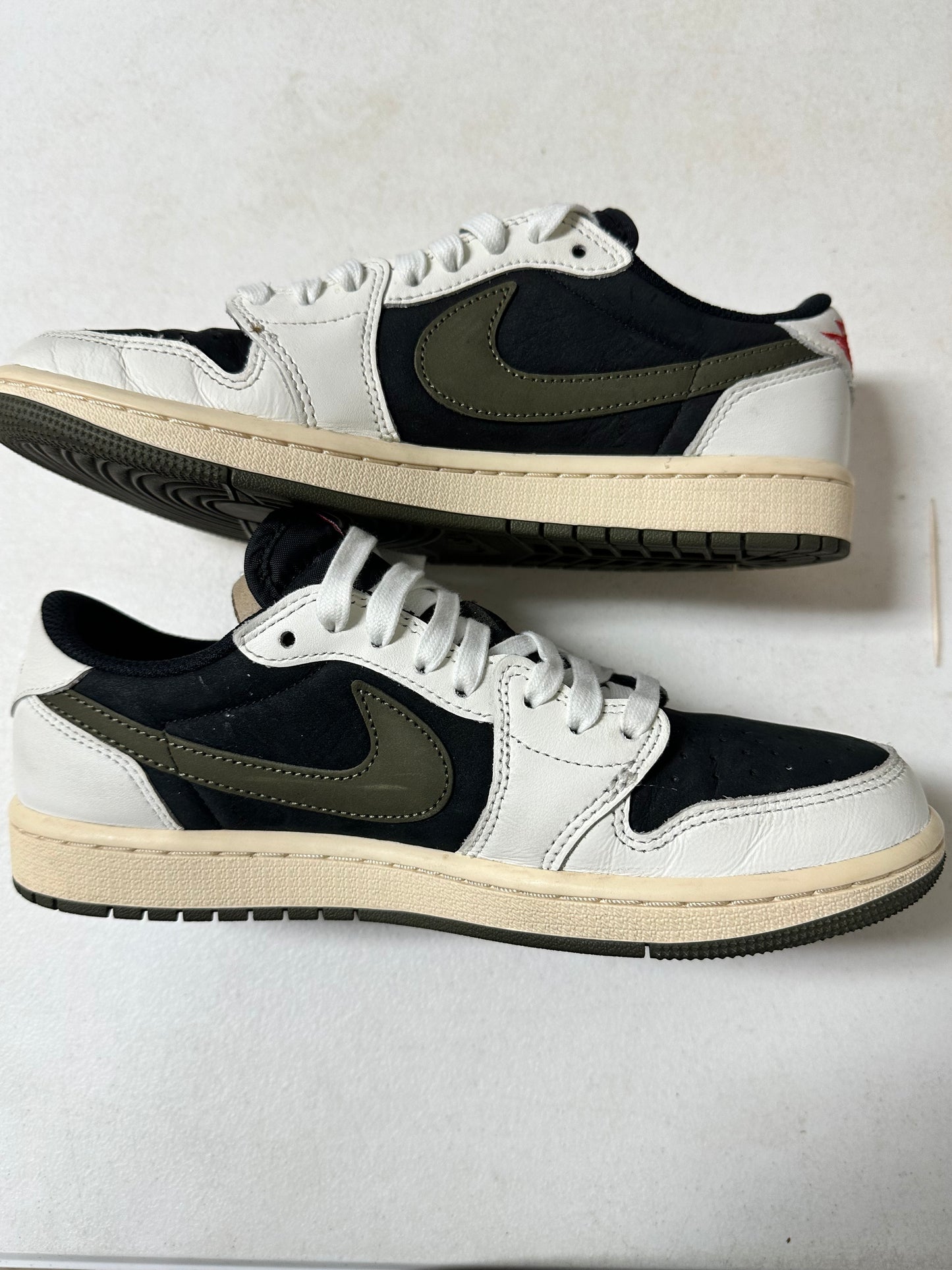 JORDAN 1 LOW TRAVIS SCOTT OLIVE