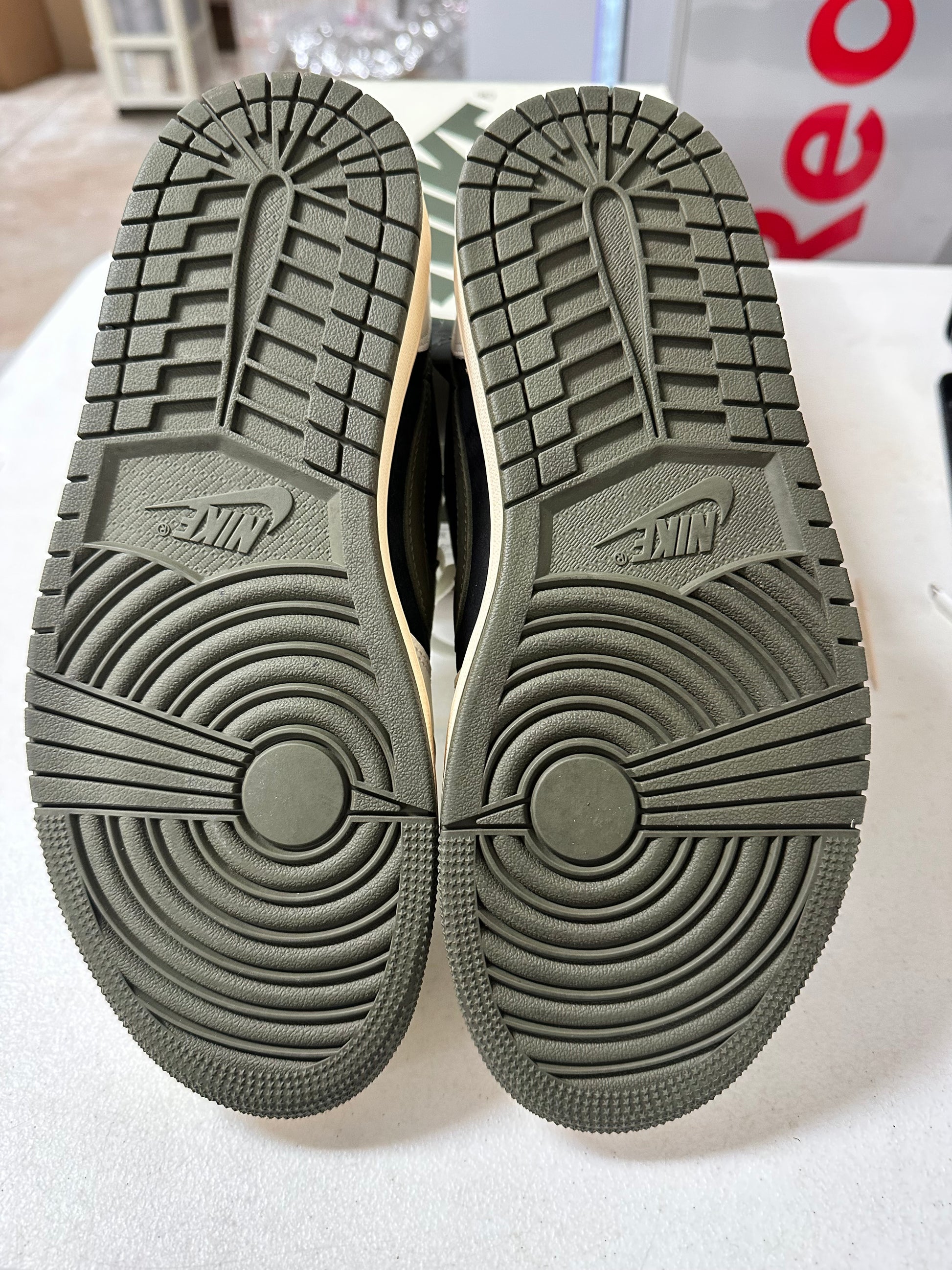 JORDAN 1 LOW TRAVIS SCOTT OLIVE