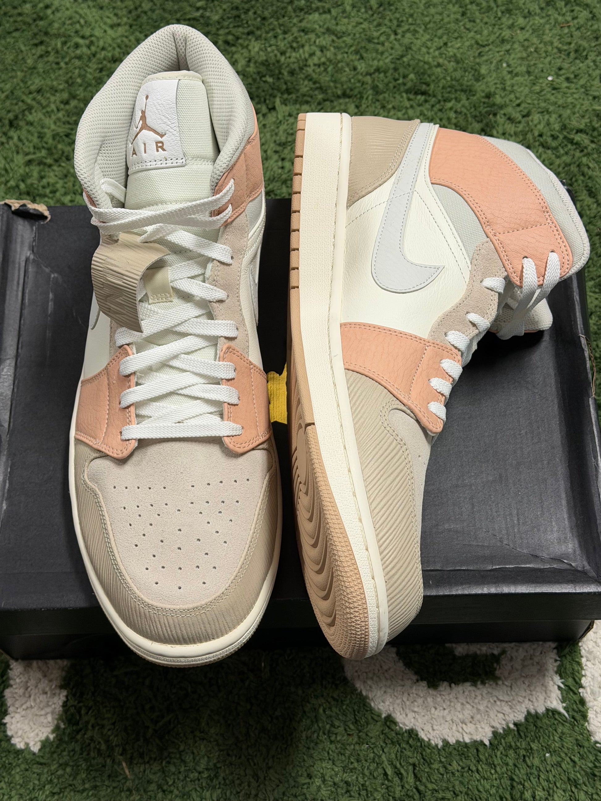 Jordan 1 Mid Milan