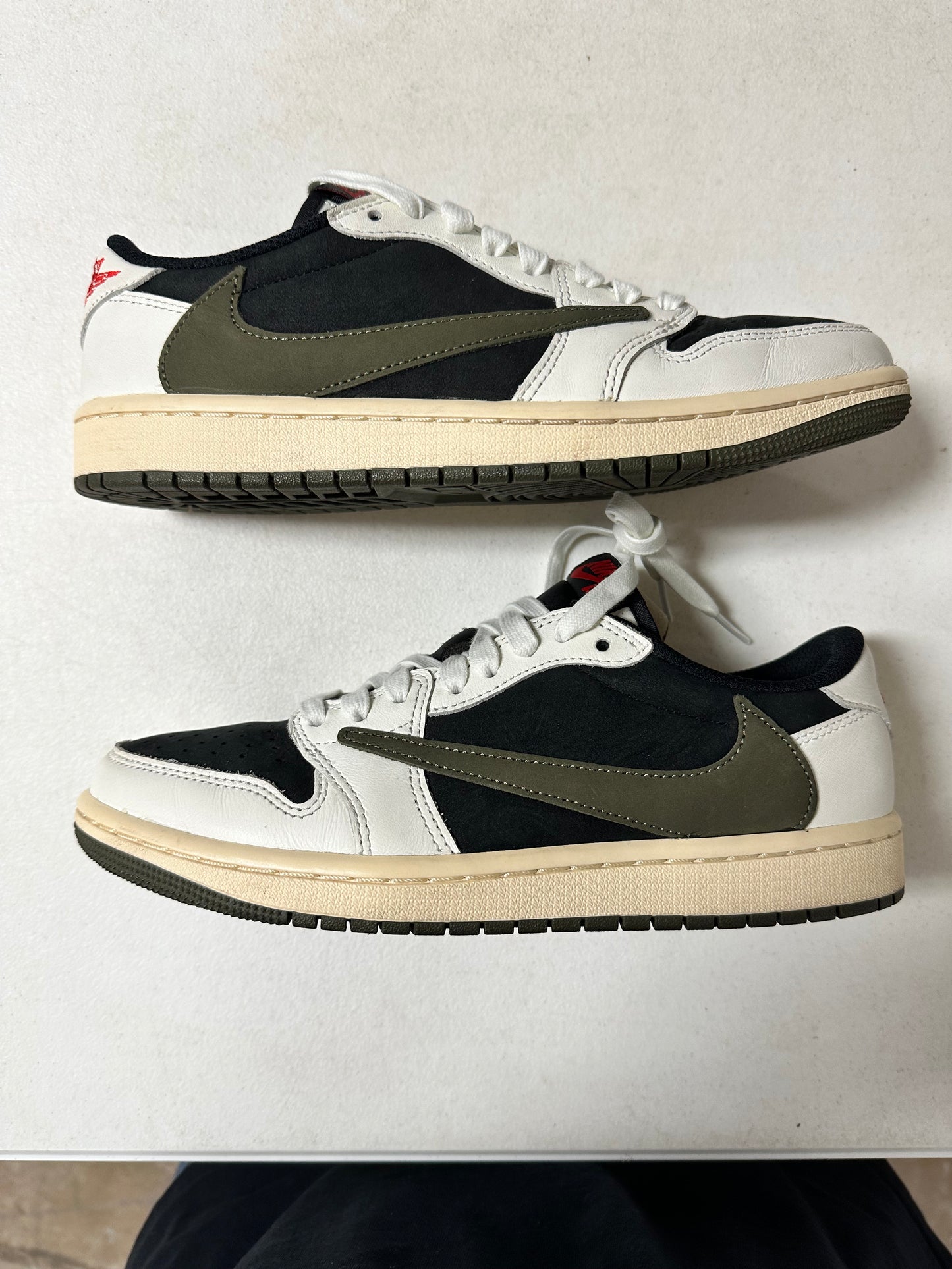 JORDAN 1 LOW TRAVIS SCOTT OLIVE